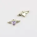 Detailaufnahme des Teufelsflügel Herz Anhängers, ideal für DIY Schmuckherstellung Zubehör. - Gold Basis Violetter Strass
