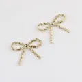 Detailaufnahme goldener Schleifen-Anhänger mit strukturierter Oberfläche zum Basteln. - Gold