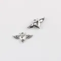 Detailaufnahme von silbernen Teufelsflügeln Herz Anhänger mit klarem Zirkon für DIY Schmuck. - Silber / Weißer Zirkonia