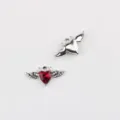 Nahaufnahme Detail des Teufelsflügel Herz Zirkonia Anhängers für DIY Schmuck Ketten. - Silber / Rot