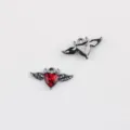 Detailansicht von Legierung roter Zirkon Teufel Flügel Herz Anhänger für DIY Schmuck. - Waffenschwarz-Basis Roter Zirkonia