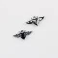 Nahaufnahme Detail von Gothic Teufel Flügel Herz Anhänger Zirkon Legierung DIY Schmuck. - Waffenschwarz-Basis Schwarzer Zirkonia