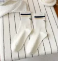 Calzini medi a righe ricamati in stile americano da donna con variante bianco - Taglia unica / Strisce Blu Navy e Giallo