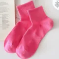 Rosa kurze Sportsocken für Damen, atmungsaktive Mesh-Trainingssocken mit elastischem Rippbündchen. - Einheitsgröße / Fuchsia