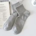 Graue Baumwoll-Sneakersocken für Damen, atmungsaktives Mesh-Design, ideal für Frühling und Sommer. - Einheitsgröße / Hellgrau