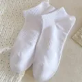 Weisse Netz-Kurzsocken für Damen, minimalistische atmungsaktive Baumwoll-Socken für den Sommer. - Einheitsgröße / Weiß