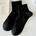 Einfarbige schwarze Crew-Socken für Damen und Herren, atmungsaktive gerippte Sportsocken. - Einheitsgröße / Schwarz