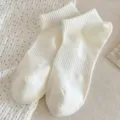 Weiße Netz-Kurzsocken für Damen, japanische minimalistische atmungsaktive Baumwollsocken. - Einheitsgröße / Milchweiß