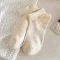 Einfarbige beige kurze Socken für Damen, minimalistische Baumwoll Füßlinge für den Alltag. - Einheitsgröße / Beige