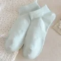 Hellblaue atmungsaktive Netz-Kurzsocken für Damen, minimalistische Sommer-Baumwollfüßlinge. - Einheitsgröße / Wasserblau