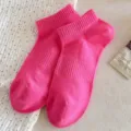 Neonrosa Netto-Kurzsocken für Damen, atmungsaktive dünne Bonbonfarben Sport-Ankelsocken. - Einheitsgröße / Fuchsia