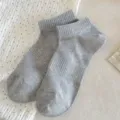 Graue kurze Baumwollsocken für Damen, atmungsaktives Mesh-Design, minimalistischer Alltagsstil. - Einheitsgröße / Hellgrau