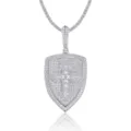 Vista detallada del collar con colgante de escudo y cruz brillante con cadena de tenis. - Colgante Escudo con Cruz(P15374)