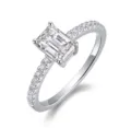 Vue détaillée de la bague en argent sterling avec zircone et pierre de taille émeraude. - Bague Moissanite Octogone (R13111)
