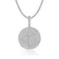 Detalle de primer plano del colgante redondo de estrella brújula con brillante cadena de tenis. - Colgante de Estrella Brújula (P15387)