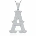 Gros plan détaillé du pendentif lettre scintillant, mettant en valeur les pierres pavées. - Pendentif Moissanite Lettre A Sans Chaîne