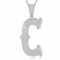 Gros plan détaillé du pendentif lettre C gothique glacé, entièrement pavé de pierres de moissanite. - Pendentif Moissanite Lettre C Sans Chaîne