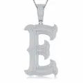 Gros plan détaillé du pendentif lettre E gothique glacé en argent S925 avec des pierres scintillantes. - Pendentif Moissanite Lettre E Sans Chaîne