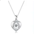 Dettaglio in primo piano della scintillante collana in argento S925 con cuore danzante. - P12351 - Collana in moissanite da 0,5 carati / Argento