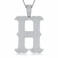 Vue détaillée du pendentif lettre H étincelant avec pierres brillantes et finition or blanc élégante. - Pendentif Moissanite Lettre H Sans Chaîne