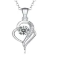 Dettaglio collana pendente pietra danzante cuore in argento primo piano gemma scintillante. - P11594-Collana in moissanite da 0,50 carati / Argento