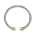 Brazalete de cable retorcido bicolor con extremos de perla, pulsera abierta ajustable. - Acero Plateado y Punta Dorada Con Perla