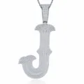 Gros plan du pendentif lettre J en argent S925 pavé de pierres scintillantes et éclat métallique. - Pendentif Moissanite Lettre J Sans Chaîne