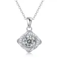 Dettaglio ravvicinato della collana con ciondolo argento brillante con bella incastonatura fine. - P11559-Collana in moissanite da 1 carato / Argento