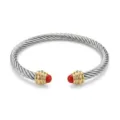 Detalle de pulsera brazalete de cable de acero, diseño retorcido con oro 18k y puntas rojas. - Acero Plateado y Punta Dorada Con Cuenta Roja