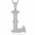 Gros plan du pendentif lettre L glacé avec des pierres scintillantes et de l'argent sterling. - Pendentif Moissanite Lettre L Sans Chaîne