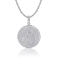 Vista detallada del collar colgante redondo de moissanite hip-hop con escritura árabe de plata. - Colgante de Letra Árabe (P15391)