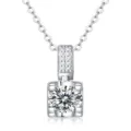 Vista dettagliata della collana con ciondolo quadrato in argento e pietra luminosa. - P11549 Collana in moissanite da 1 carato / Argento