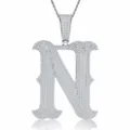 Gros plan détaillé d'un superbe pendentif lettre N glacé avec des pierres scintillantes. - Pendentif Moissanite Lettre N Sans Chaîne
