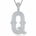 Vue rapprochée détaillée du pendentif lettre Q glacé en argent moissanite style hip hop - Pendentif Moissanite Lettre Q Sans Chaîne