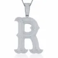 Vue détaillée du pendentif lettre R en argent S925 avec moissanite style hip-hop étincelant. - Pendentif Moissanite Lettre R Sans Chaîne