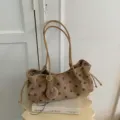 Braune Umhängetasche mit Pünktchen, lässige Handtasche mit Plüsch-Anhänger und großem Volumen. - Ohne Anhänger / Khaki
