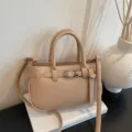 Chique minimalistische dames handtas, stijlvolle schoudertas en crossbody tas. - Khaki