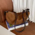 Sac à bandoulière rétro en suédine marron, design croissant élégant pour un usage quotidien. - Marron
