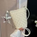 Weiße geflochtene Handytasche mit Silber-Seestern-Anhänger, elegante Umhängetasche für Damen. - Beige (Mit Anhänger)