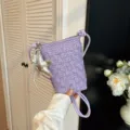 Lavendelfarbene gewebte Handytasche aus Leder mit silbernem Sternanhänger und feinem Umhängegurt. - Lila (Mit Anhänger)