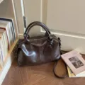 Donkerbruine vintage PU lederen Boston handtas detail, stijlvolle elegante schoudertas. - Eén maat / koffiekleur
