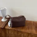 Borsa a spalla marrone minimalista, borsa da giorno casual, elegante borsa a cuscino donna. - Con Ciondolo / Caffè