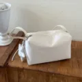 Borsa a spalla bianca minimalista da donna, elegante borsa casual con cerniera lampo. - Con Ciondolo / Bianco