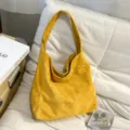 Sac à épaule en suédine jaune, design hobo décontracté avec large sangle pour le style quotidien. - Jaune
