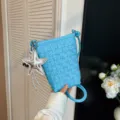 Hellblaue gewebte Mini Umhängetasche für Handys mit einem eleganten silbernen Stern-Anhänger. - Blau (Mit Anhänger)