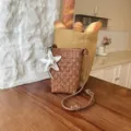 Braune gewebte Leder Mini Umhängetasche Handytasche mit stilvollem Seestern Anhänger. - Braun (Mit Anhänger)
