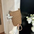 Braune geflochtene Handytasche aus Leder mit silbernem Seestern Anhänger, stylisch. - Khaki (Mit Anhänger)