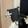 Schwarze gewebte Umhängetasche mit Sternanhänger, stylische Mini Handytasche für Damen Alltag. - Schwarz (Mit Anhänger)
