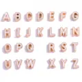 Primo piano dettagliato di ciondoli con lettere smaltate bianche bordate d'oro per bigiotteria. - Alfabeto Completo (26 Lettere) / Set di 26 / Bianco