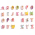 Dettaglio in primo piano di ciondoli lettere alfabeto smaltate per gioielli fai da te. - Alfabeto Completo (26 Lettere) / 26 Pezzi/Confezione (70x50mm) / Colorato